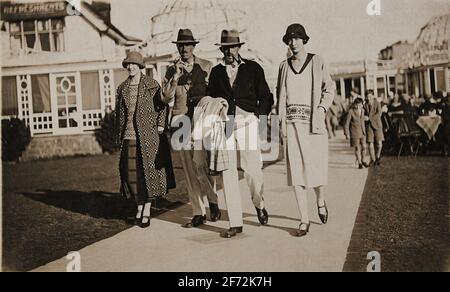 Due coppie che camminano nel parco divertimenti di Cliftonville, Margate, circa 1930. Foto Stock