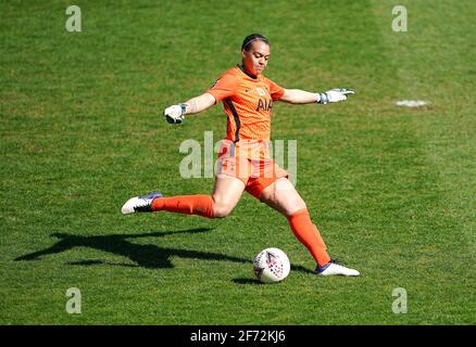 Becky Spencer, portiere di Tottenham Hotspur, libera la palla durante la partita della Super League delle Femminile all'Hive, Barnett. Foto Stock