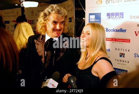 Il comico Billy Connolly con la moglie e la romanziera Pamela Stephenson arriva a Londra questa sera al British Book Awards. Miss Stephenson è stata nominata per una categoria.5 Marzo 2002 foto Andy Paradise Foto Stock