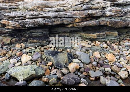 Pietre naturali di mare e roccia ardesia, litorale dell'Oceano Artico nella penisola di Varanger, Finnmark, Norvegia Foto Stock