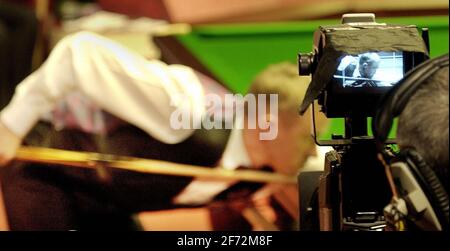 WORLD SNOOKER CHAMPS A SHEFFIELD 24/4/2003 2° ROUND STEVEN HENDRY DURANTE LA SUA PARTITA CON DISEGNO HENRY IMMAGINE DAVID ASHDOWN Foto Stock