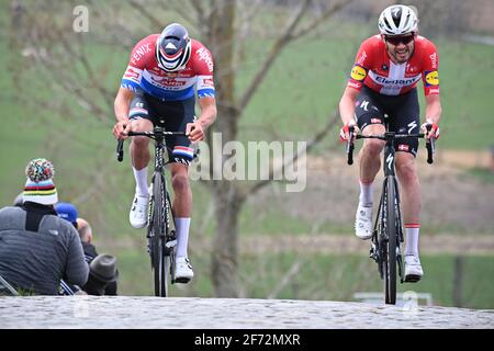 Olandese Mathieu van der Poel di Alpecin-Fenix e danese Kasper Asgreen di Deceuninck - Quick-Step nella foto alla salita di Paterberg a Kluisbergen, durin Foto Stock