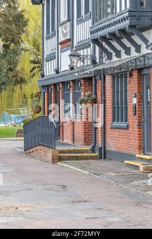 Horning, Norfolk, Regno Unito – Aprile 04 2021. L'esterno della casa pubblica Swan Inn sulle rive del fiume Bure nel villaggio di Horning, Norfolk Foto Stock