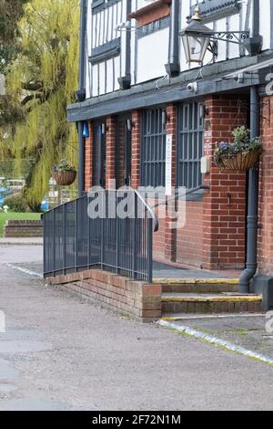 Horning, Norfolk, Regno Unito – Aprile 04 2021. L'esterno della casa pubblica Swan Inn sulle rive del fiume Bure nel villaggio di Horning, Norfolk Foto Stock