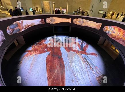 Cairo, Egitto. 4 Apr 2021. La gente visita il Museo Nazionale della civiltà egizia al Cairo, Egitto, 4 aprile 2021. La sala principale del Museo Nazionale della Civilizzazione Egizia (NMEC) contiene 1,500 manufatti ed è stata aperta ai visitatori la domenica, mentre la sala delle mummie sarà aperta il 18 aprile in concomitanza con la Giornata Internazionale dei Monumenti e dei Siti, conosciuta anche come Giornata del Patrimonio Mondiale. Credit: Wang Dongzhen/Xinhua/Alamy Live News Foto Stock