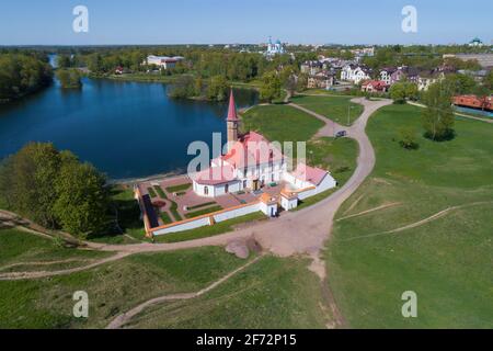 L'antico palazzo del Priorato nel paesaggio urbano in un giorno di sole maggio (fotografia aerea). GATCHINA, Russia Foto Stock