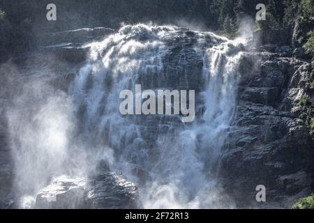 Cascata di Gawa in Tirolo Stubaital, Austria. La cascata di Gawa ha un'altezza di circa 180 m ed è alimentata dai ghiacciai più potenti della zona. Foto Stock