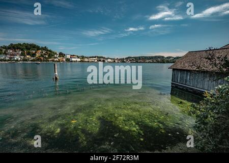 Il lago Traunsee e il panorama della città di Gmunden in Austria Foto Stock