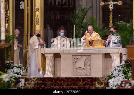 New York, Stati Uniti. 03 Apr 2021. Il Cardinale Timothy Dolan, Arcivescovo di New York, celebra l'Eucaristia durante la Veglia pasquale in una Messa socialmente distanziata nella Cattedrale di San Patrizio a New York. di solito uno dei più grandi dell'anno a causa della pandemia di coronavirus in corso è stato assistito da una folla più piccola e membri del clero. La massa è stata trasmessa in diretta in tutta l'area tri-state. (Foto di Ron Adar/SOPA Images/Sipa USA) Credit: Sipa USA/Alamy Live News Foto Stock