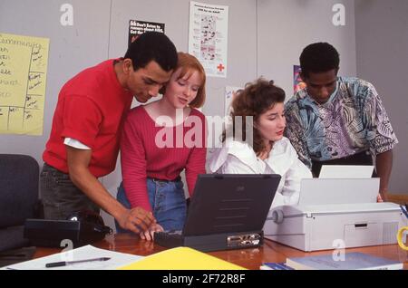 Austin, TX, USA: Le ragazze e i ragazzi teen fanno il lavoro clerical mentre si volontariato all'ufficio di Red Cross. ©Bob Daemmrich Foto Stock