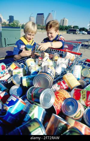 Austin, TX USA: I cucci raccolgono le merci in scatola durante un azionamento di alimento annuale per le famiglie bisognose. ©Bob Daemmrich Foto Stock