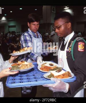 San Antonio, Texas USA: I volontari servono pasti gratuiti per il Ringraziamento a centinaia di residenti a basso reddito durante l'evento annuale sponsorizzato dai negozi di alimentari HEB. ©Bob Daemmrich Foto Stock