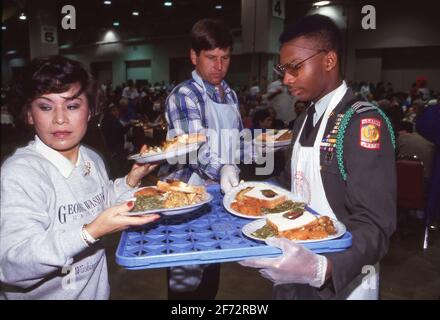 San Antonio, Texas USA: I volontari servono pasti gratuiti per il Ringraziamento a centinaia di residenti a basso reddito durante l'evento annuale sponsorizzato dai negozi di alimentari HEB. ©Bob Daemmrich Foto Stock