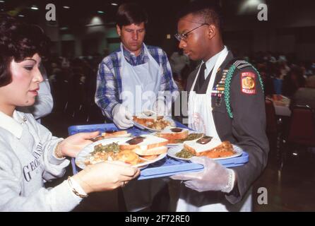 San Antonio, Texas USA: I volontari servono pasti gratuiti per il Ringraziamento a centinaia di residenti a basso reddito durante l'evento annuale sponsorizzato dai negozi di alimentari HEB. ©Bob Daemmrich Foto Stock