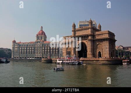 Una vista della magnifica porta per l'India vista dal porto di Mumbai (ex Bombay) con il Taj Hotel sul lato sinistro. Foto Stock