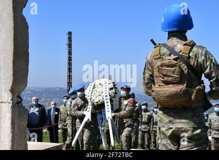 Beirut, Libano. 4 Apr 2021. I membri della diciannovesima serie di forze cinesi per il mantenimento della pace in Libano hanno deposto una corona per rendere omaggio ai martiri, tra cui Du Zhaoyu, in occasione del Qingming Festival a Khiam, Libano, il 4 aprile 2021. PER ANDARE CON 'Xinhua titoli: Ricordare i martiri d'oltremare sulla Cina Tomb-spazzing Day' Credit: Ding Wendong/Xinhua/Alamy Live News Foto Stock