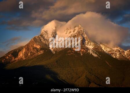 Inverno alba nuvolosa a Pedraforca dopo una nevicata, vista da Maçaners (provincia di Barcellona, Catalogna, Spagna, Pirenei) Foto Stock