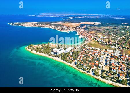 Petrcane villaggio turistico destinazione costiera vista panoramica aerea, Dalmazia regione della Croazia Foto Stock