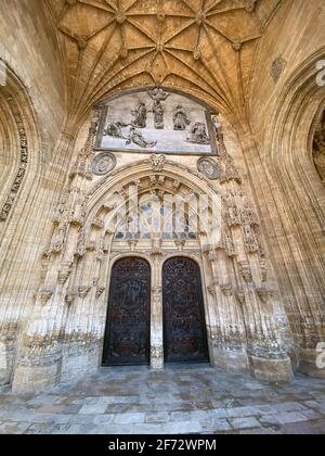 Porta esterna e grande portico con archi della cattedrale simbolo di San Salvador, monumento gotico del XIII secolo, nella città di Oviedo, Asturie, Foto Stock
