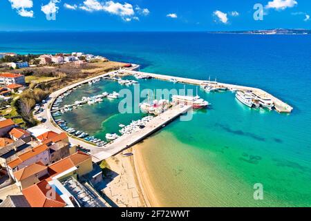 Privlaka villaggio vicino Zadar destinazione turistica porto e spiaggia vista aerea, Dalmazia regione della Croazia Foto Stock