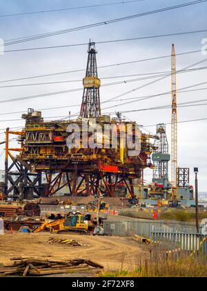 Piano superiore della piattaforma di produzione Shell Brent Alpha durante Riciclaggio presso lo stabilimento Regno Unito di able a Greatham Foto Stock