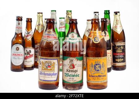 Vecchie bottiglie di birra in vetro degradate Foto Stock