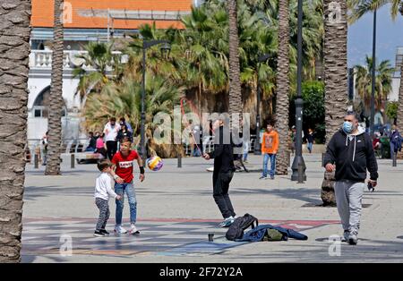 Beirut, Libano. 4 Apr 2021. La gente si gode sulla Corniche di Beirut a Beirut, Libano, il 4 aprile 2021. Credit: Bilal Jawich/Xinhua/Alamy Live News Foto Stock