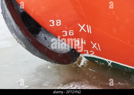 Vecchia bozza di nave sullo scafo, numerazione in scala. Distanza tra la linea dell'acqua e la chiglia inferiore. Spedire in acqua. Foto Stock