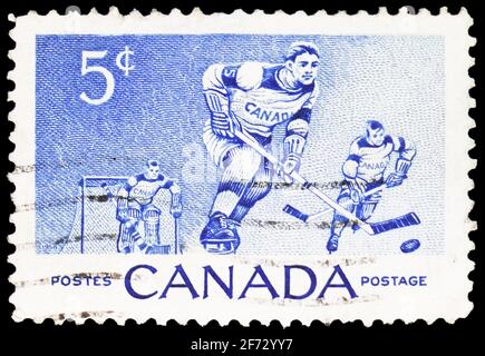 MOSCA, RUSSIA - 12 GENNAIO 2021: Francobollo stampato in Canada mostra giocatori di hockey su ghiaccio, serie di commemorazioni, circa 1956 Foto Stock