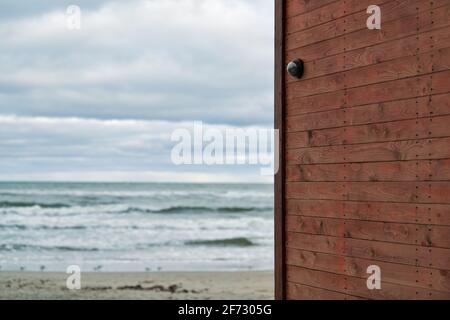 Telecamera CCTV IP con sistema di sicurezza per la casa installato su parete in legno sullo sfondo del paesaggio marino. Area protetta, stazione di guardia costiera. Foto Stock