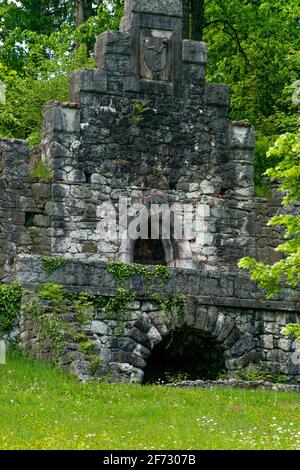 Baumgarten, un grande parco vicino Hohes Schloss a Fuessen, rovine di castello distrutto. 26 maggio 2019 Fuessen, Germania - Hohes Schloss Foto Stock