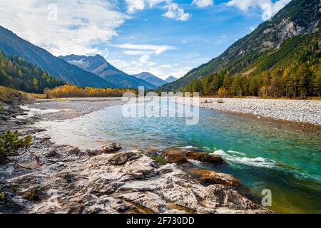 Il fiume Lech nella Valle Lech, alle spalle le Alpi della Valle Lech, Tirolo, Austria Foto Stock