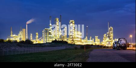 Total raffinerie Mitteldeutschland, tiro notturno, sito chimico di Leuna, Leuna, Sassonia-Anhalt, Germania Foto Stock