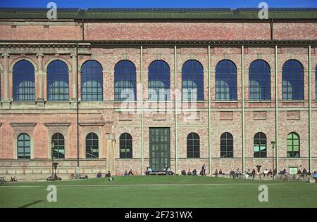 Persone che prendono il sole dietro il lato sud dell'Alte Pinakothek, Monaco, alta Baviera, Baviera, Germania Foto Stock