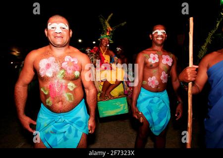 caravelas, bahia / brasile - 13 febbraio 2010: i membri del blocco di carnevale 'umbandaum' sono visti durante una presentazione nella città di caravelas. Foto Stock