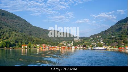 Case colorate al Lustrafjord, villaggio Solvorn, Lustre, Vestland, Norvegia Foto Stock