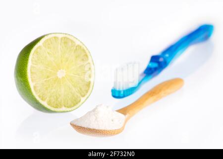 Spazzolino da denti, bicarbonato e limone - Citrus × latifolia Foto Stock