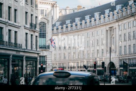 Londra - 08 settembre 2019 - Inverno mattina Sole nella trafficata Regent Street con gli acquirenti e il traffico, Londra, Regno Unito Foto Stock