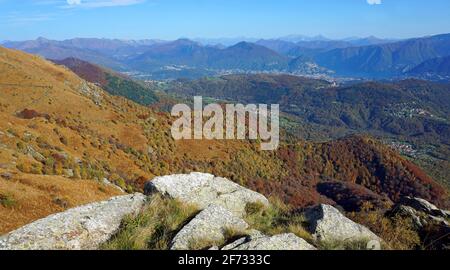 Vista dal Monte Lema sul paesaggio autunnale di Lugano e del Lago di Lugano, Luino, Lombardia, Italia, Miglieglia, Ticino, Svizzera Foto Stock