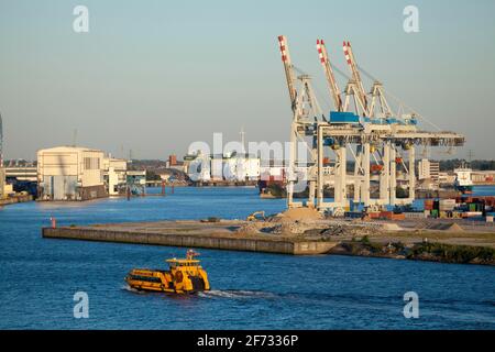 Traghetto nel porto di Amburgo, Germania Foto Stock