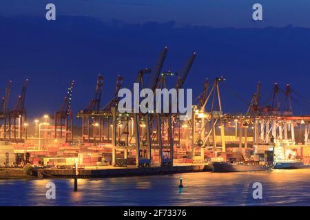 Porto di Amburgo di notte, Germania Foto Stock