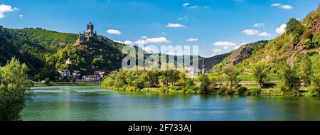 Reichsburg e città di Cochem sulla Mosella, Valle della Mosella, Cochem, Renania-Palatinato, Germania Foto Stock