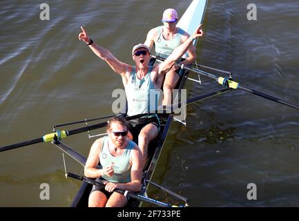 L'equipaggio di Cambridge celebra la vittoria della 166a corsa maschile in barca sul fiume Great Ouse vicino Ely a Cambridgeshire. Data immagine: Domenica 4 aprile 2021. Foto Stock