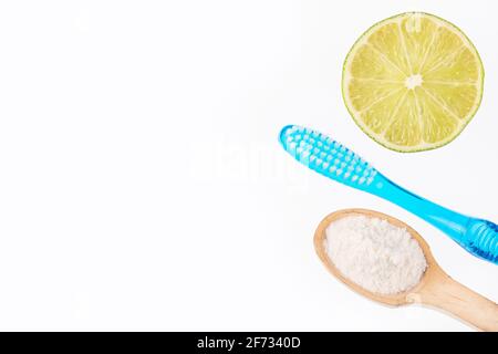 Spazzolino da denti, bicarbonato e limone - Citrus × latifolia Foto Stock