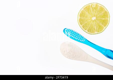 Spazzolino da denti, bicarbonato e limone - Citrus latifolia Foto Stock