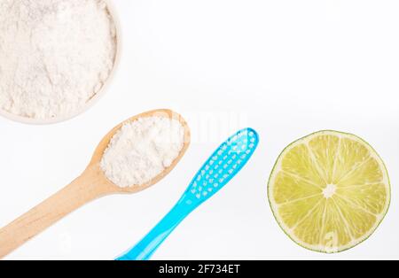 Spazzolino da denti, bicarbonato e limone - Citrus × latifolia Foto Stock