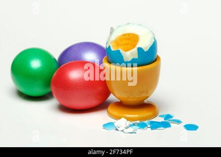 Uova di Pasqua, uovo di Pasqua in tazza di uovo, ciotola, aperto, sbucciato, uovo, Uova, Pasqua, Pasqua, Pasqua, uova di gallina, tradizione, tradizionale, tinta, dipinta Foto Stock