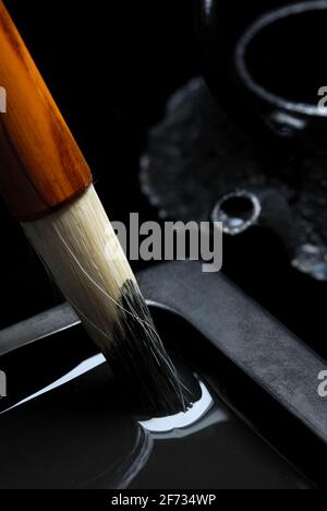 Spazzola con pietra di sfregamento e vaso di acqua, calligraphy, pennello di calligraphy, pennello di calligraphy, inchiostro, inchiostro, penitenzialità, inchiostro pennello Foto Stock