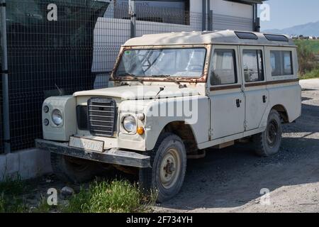 Abbandonato 1984 Land Rover Santana a Coin, Malaga, Spagna. Foto Stock