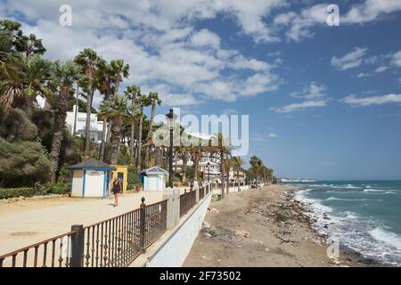 Paseo maritimo, passeggiata a Marbella, provincia di Malaga, Andalusia, Spagna. Foto Stock